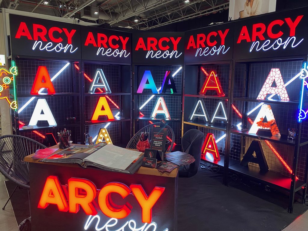 16-09-2026 Zdjecie wykonanie przez Tomasza Siniak (dealer PrintFactory FILE TO PRINT) na stoisku Arcy Neon Poznan na Festiwalu Marketingu Expo XXI w Warszawie. Wedlug opinii Tomasza wykonuja oni naprawde swietne neony. Copyright by Arcy Neon Poznan, Tomasz Siniak