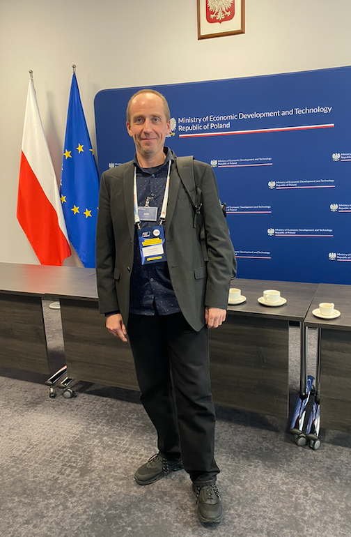 24 września 2026 Tomasz Siniak FILE TO PRINT dealer PrintFactory na evencie "NIS2 bez chaosu" w siedzibie Ministerstwa Rozwoju i Technologii w Warszawie. Copyright by CyberMadeInPoland, Cyfrowy Biznes, Ministerstwo Rozwoju i Technologii, Tomasz Siniak FILE TO PRINT